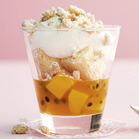 Erdbeer-Trifle mit süßer Basilikumsahne Erdbeer-Trifle mit süßer Basilikumsahne