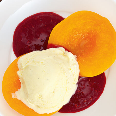 Pochierte Pfirsiche mit Himbeerpüree Pochierte Pfirsiche mit Himbeerpüree