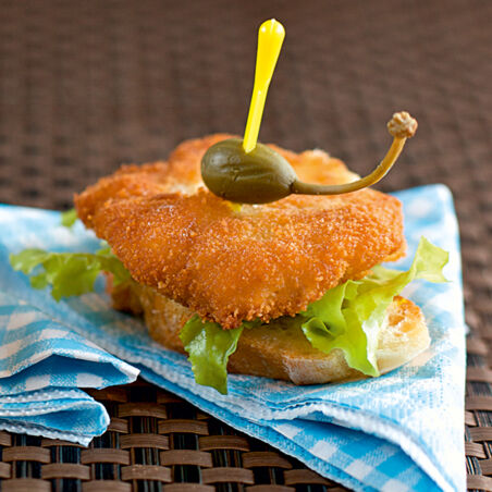 Schnitzel-Canapés mit Kapernäpfeln Schnitzel-Canapés mit Kapernäpfeln