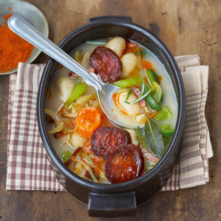 Spanischer Bohneneintopf mit Chorizo Spanischer Bohneneintopf mit Chorizo