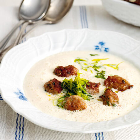 Fränkische Knoblauchsuppe mit Bratwurstnocken und Lauch Fränkische Knoblauchsuppe mit Bratwurstnocken und Lauch