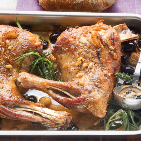 Geschmorte Milchlammschulter mit Oliven und Pinienkernen Geschmorte Milchlammschulter mit Oliven und Pinienkernen