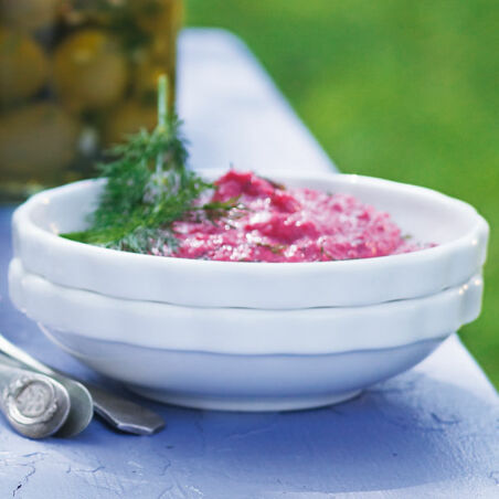 Rote-Bete-Dip mit Walnüssen und Kräutern Rote-Bete-Dip mit Walnüssen und Kräutern
