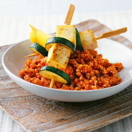 Tomaten-Bulgur mit Tofuspießen Tomaten-Bulgur mit Tofuspießen