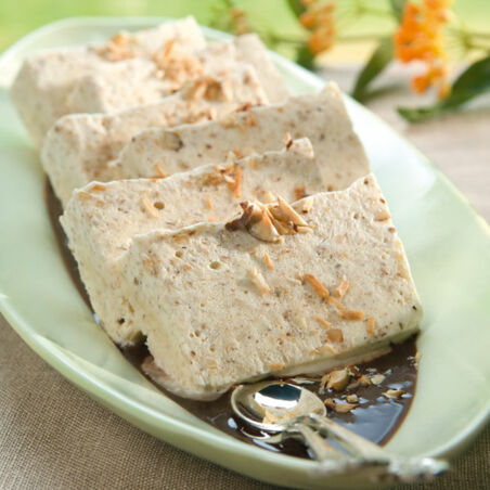 Halbgefrorenes mit Haselnüssen Halbgefrorenes mit Haselnüssen