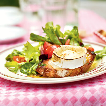 Salat mit überbackenem Ziegenkäse Salat mit überbackenem Ziegenkäse
