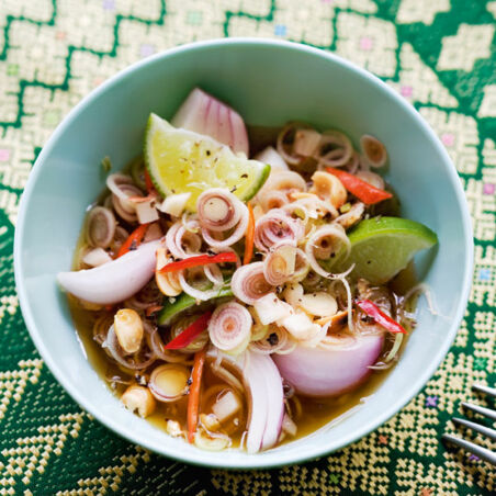 Pikanter Salat mit Zitronengras (Yam Takrai) Pikanter Salat mit Zitronengras (Yam Takrai)