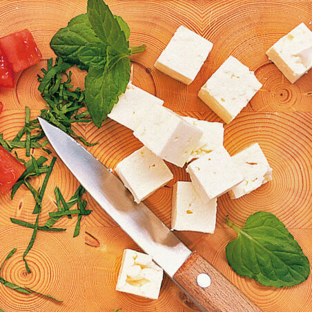 Tomaten-Feta-Salat mit Minze und Walnüssen Tomaten-Feta-Salat mit Minze und Walnüssen
