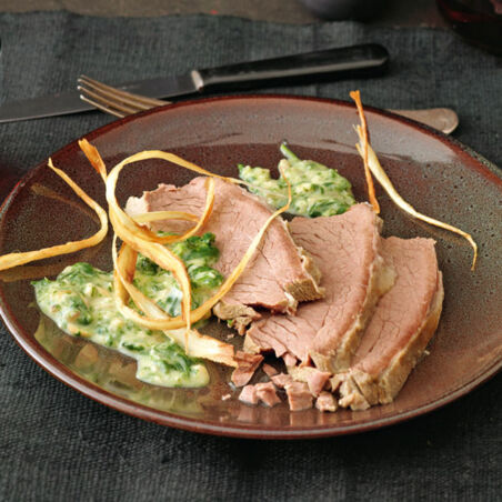 Bürgermeisterstück mit Spinat und Wurzelchips Bürgermeisterstück mit Spinat und Wurzelchips