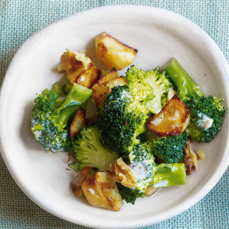 Brokkolipfanne mit Walnüssen Brokkolipfanne mit Walnüssen