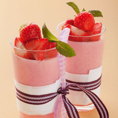 Rhabarber-Erdbeer-Mousse mit Waldmeister Rhabarber-Erdbeer-Mousse mit Waldmeister