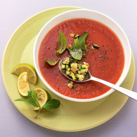 Zucchini-Gazpacho mit Limette Zucchini-Gazpacho mit Limette
