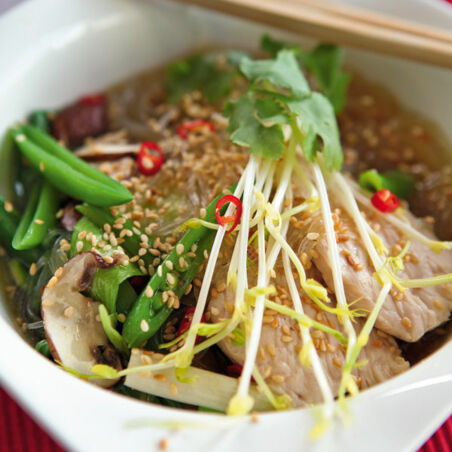 Asiatische Gemüsesuppe mit Pute und Sesam Asiatische Gemüsesuppe mit Pute und Sesam