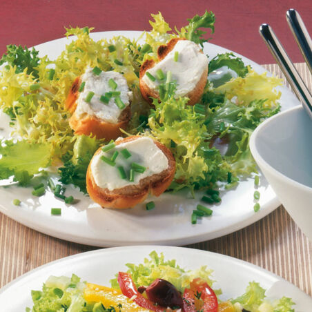 Friséesalat mit gratiniertem Ziegenkäse Friséesalat mit gratiniertem Ziegenkäse