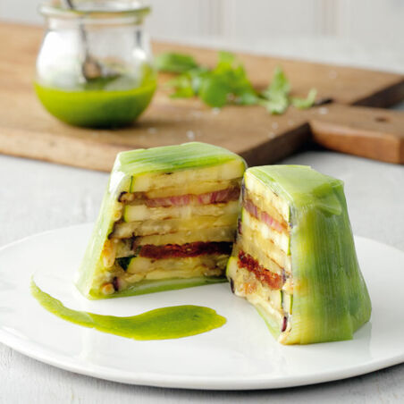 Mediterrane Gemüsetimbale mit Basilikumöl Mediterrane Gemüsetimbale mit Basilikumöl