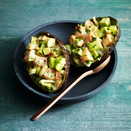 Lachs-Avocado-Salat in der Avocado Lachs-Avocado-Salat in der Avocado