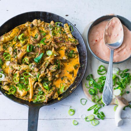 Rindfleischpfanne mit Chili-Joghurt Rindfleischpfanne mit Chili-Joghurt