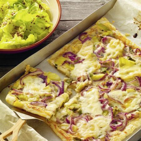 Zwiebel-Lauch-Kuchen mit Romanasalat Zwiebel-Lauch-Kuchen mit Romanasalat