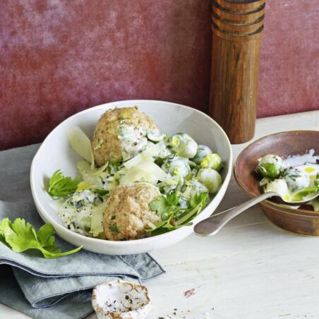 Steinpilz-Semmelknödel auf Rahm-Rosenkohl Steinpilz-Semmelknödel auf Rahm-Rosenkohl