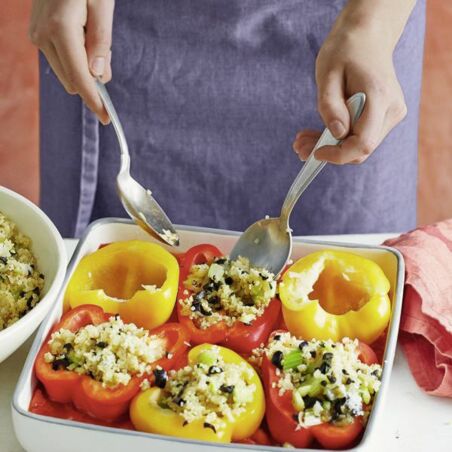 Gefüllte Bulgur-Oliven-Paprika mit Tomatensauce Gefüllte Bulgur-Oliven-Paprika mit Tomatensauce