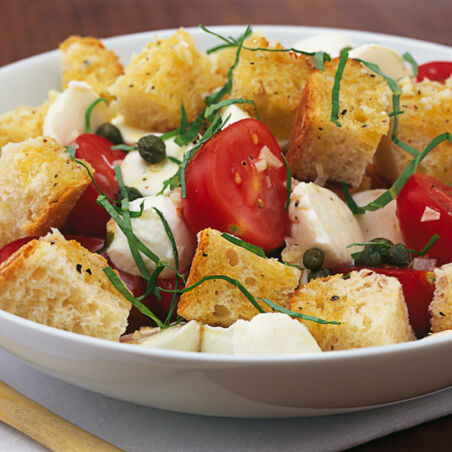 Brotsalat mit Mozzarella und Tomaten Brotsalat mit Mozzarella und Tomaten