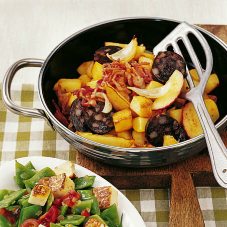 Bratkartoffeln mit Blutwurst und Äpfeln Bratkartoffeln mit Blutwurst und Äpfeln