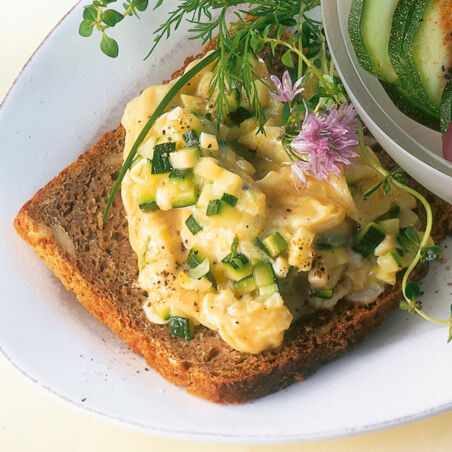 Zucchini-Kräuter-Rührei Zucchini-Kräuter-Rührei