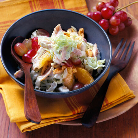 Geflügelsalat mit Chinakohl und Weintrauben Geflügelsalat mit Chinakohl und Weintrauben