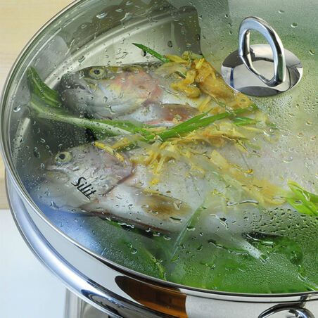 Gedämpfte Lachsforelle mit Ingwer und Mangold Gedämpfte Lachsforelle mit Ingwer und Mangold