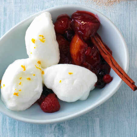 Fruchtkaltschale mit Schneeklößchen Fruchtkaltschale mit Schneeklößchen