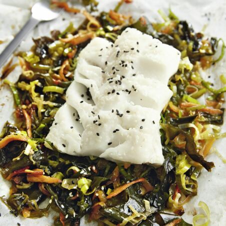 Kabeljau auf Wakame-Gemüse mit Ingwer Kabeljau auf Wakame-Gemüse mit Ingwer
