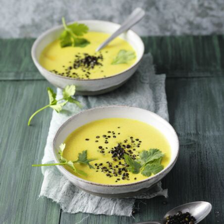 Kurkuma-Kokos-Suppe mit gerösteten Linsen Kurkuma-Kokos-Suppe mit gerösteten Linsen
