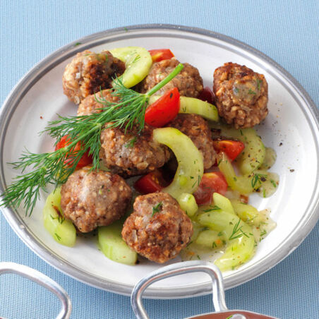 Knusper-Frikadellen mit Gurkengemüse Knusper-Frikadellen mit Gurkengemüse