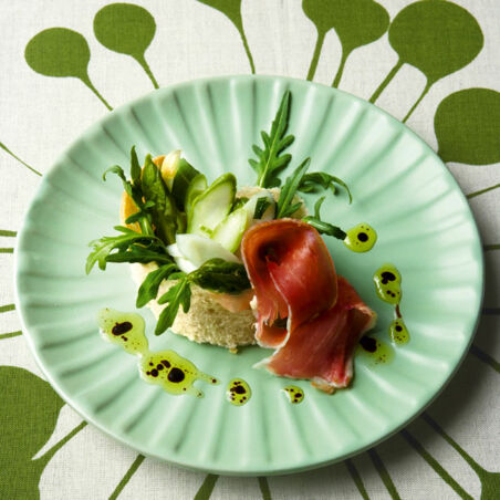 Roher Spargelsalat im Brotmantel mit Parmaschinken Roher Spargelsalat im Brotmantel mit Parmaschinken