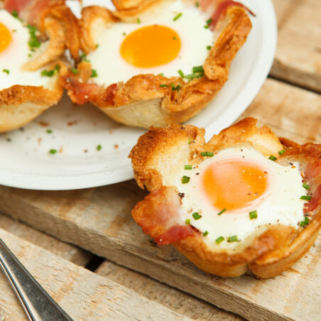 Spiegelei in einem Toast-Muffin mit einer Scheibe Bacon Spiegeleier-Muffins