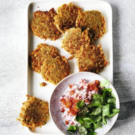 Buchweizen-Möhren-Taler mit Paprikasalat Buchweizen-Möhren-Taler mit Paprikasalat