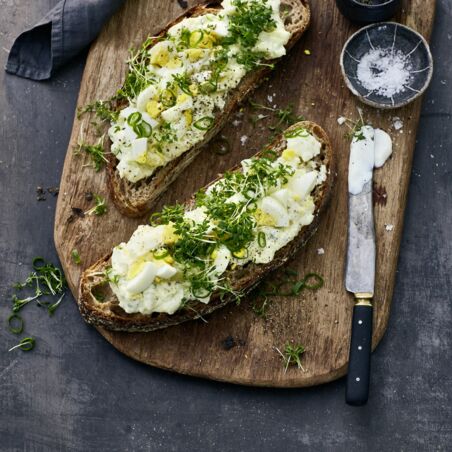 Bauernbrot mit Erdäpfelkas, Ei und Kresse Bauernbrot mit Erdäpfelkas, Ei und Kresse