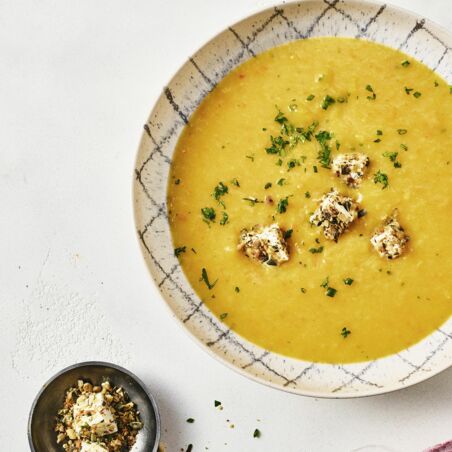 Gemüsesuppe mit Feta-Nuss-Topping Gemüsesuppe mit Feta-Nuss-Topping