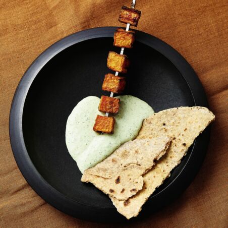 Kürbisspieße mit Haferbrot und Cashewsauce Kürbisspieße mit Haferbrot und Cashewsauce