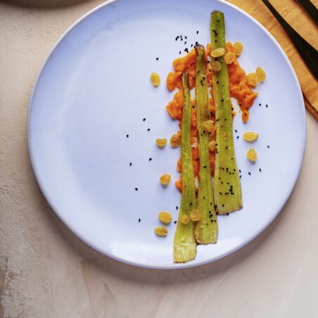 Gebackener Staudensellerie mit Möhrencreme und goldenen Sultaninen Gebackener Staudensellerie mit Möhrencreme und goldenen Sultaninen