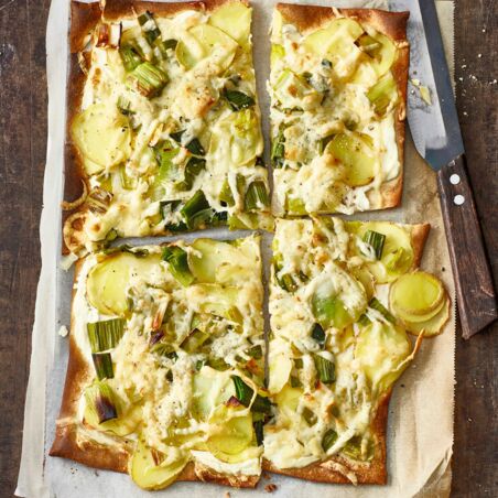 Flammkuchen mit Kartoffeln, Lauch und Käse Flammkuchen mit Kartoffeln, Lauch und Käse