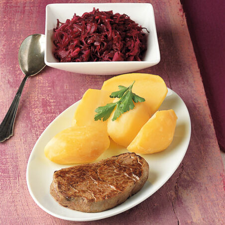 Rindermedaillons mit Birnen-Rotkohl Rindermedaillons mit Birnen-Rotkohl