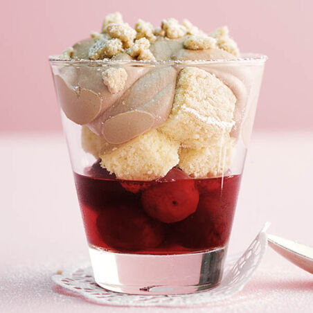 Erdbeer-Trifle mit süßer Basilikumsahne Erdbeer-Trifle mit süßer Basilikumsahne