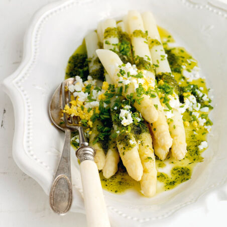 Gekochter Spargel mit grünen Butterbröseln und Ei Gekochter Spargel mit grünen Butterbröseln und Ei