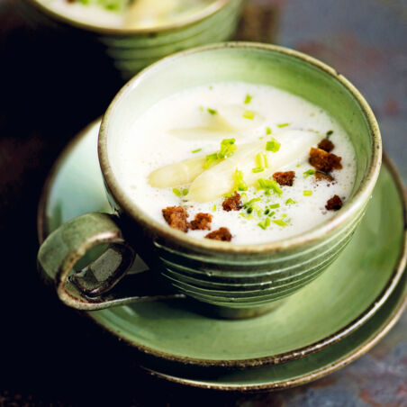 Spargelcremesuppe mit Geröstetem Vollkornbrot Spargelcremesuppe mit Geröstetem Vollkornbrot