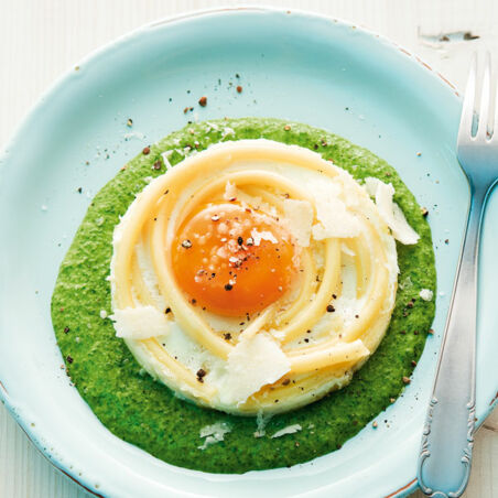 Spiegelei mit Makkaroni auf Creme-Spinat Spiegelei mit Makkaroni auf Creme-Spinat