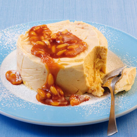 Bratapfelparfait mit Pinienkernkaramell Bratapfelparfait mit Pinienkernkaramell