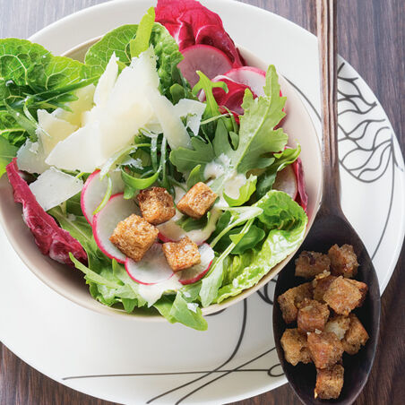 Salat mit Knoblauch-Croûtons Salat mit Knoblauch-Croûtons