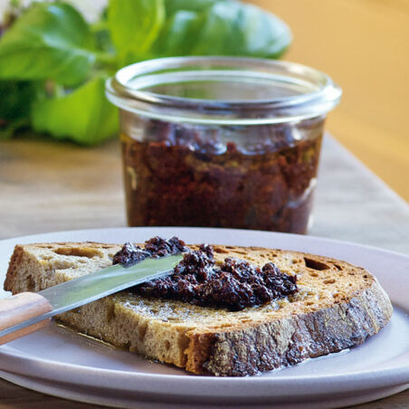 Tapenade aus schwarzen Oliven Tapenade aus schwarzen Oliven