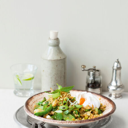 Gemüse-Minz-Bulgur mit pochierten Eiern Gemüse-Minz-Bulgur mit pochierten Eiern